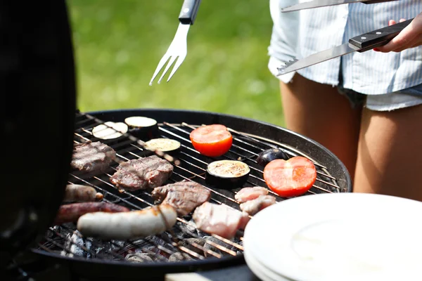 Vlees en worstjes op grill — Stockfoto
