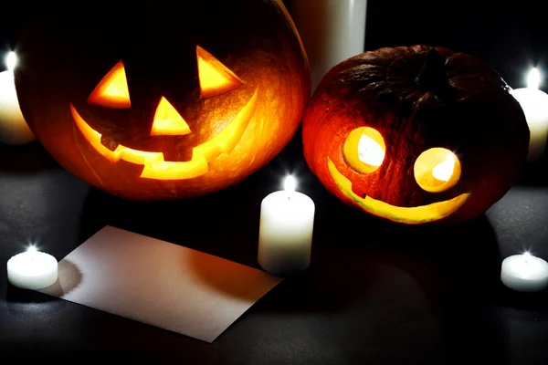 Pumkins de Halloween, velas e cartão postal — Fotografia de Stock