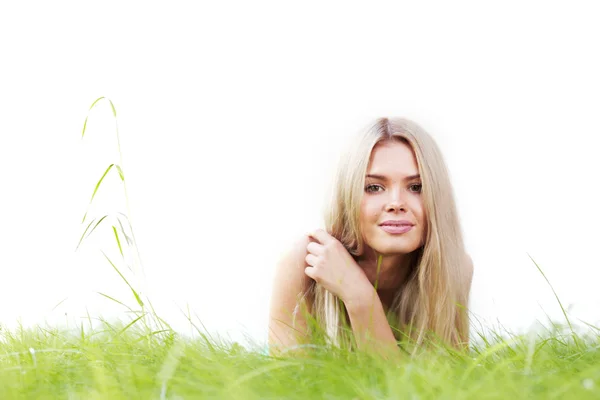 Jonge vrouw in blauwe jurk liggen op gras — Stockfoto