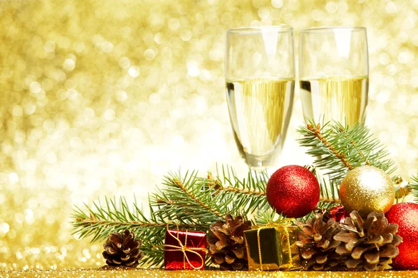 Šampaňské a vánoční dekor Stock Obrázky