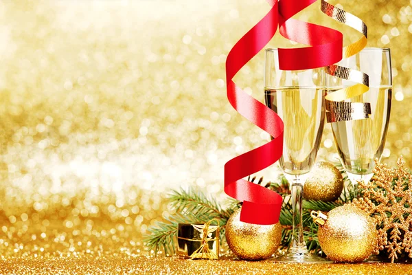 Šampaňské a vánoční dekor — Stock fotografie