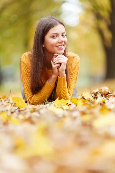 Bruneta žena v podzimním parku — Stock fotografie