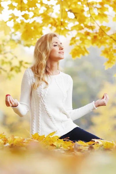 Autumn yoga — Stock Photo, Image