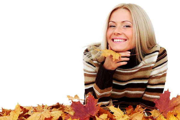 Donna e foglie d'autunno — Foto Stock