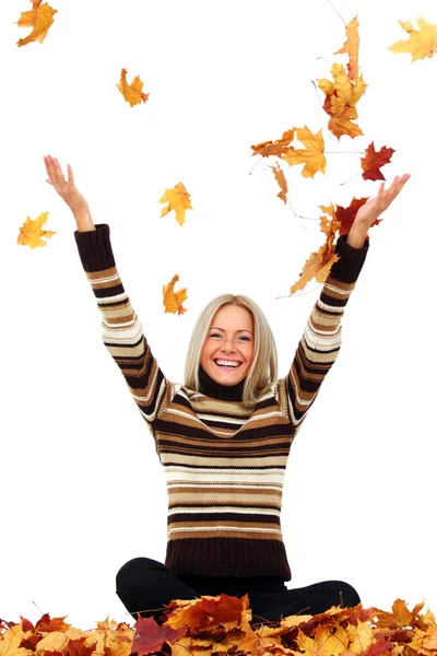 Mulher cair folhas de outono — Fotografia de Stock