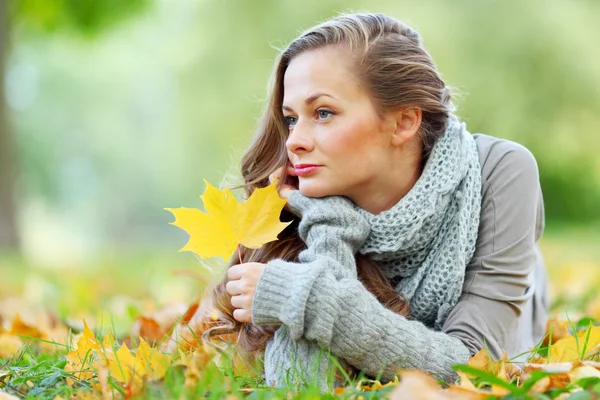 Frau im Herbstpark — Stockfoto