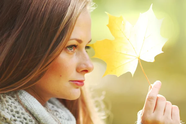 Womam con hoja de otoño —  Fotos de Stock