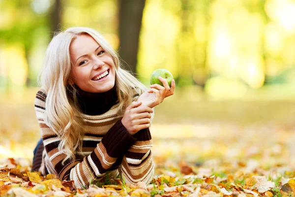 Vrouw met appel — Stockfoto