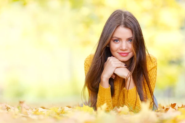 Bruna donna posa nel parco autunnale — Foto Stock