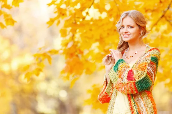 Blond kvinna i höst park — Stockfoto