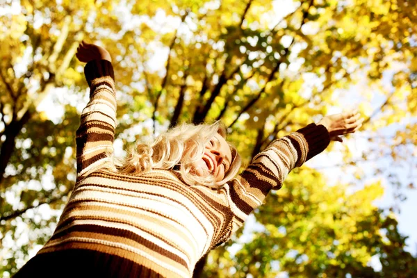 Glückliche Herbstfrau — Stockfoto