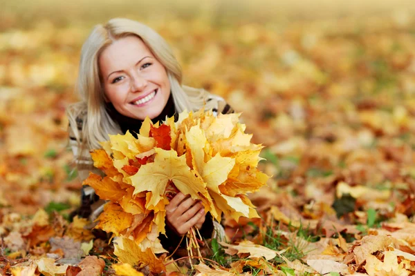 Donna con mazzo di foglie d'autunno — Foto Stock