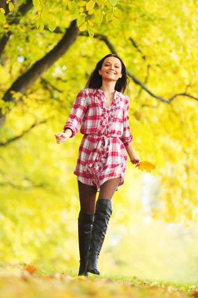 Kvinnan promenader i parken — Stockfoto