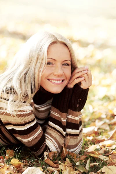 Mujer en hojas de otoño —  Fotos de Stock