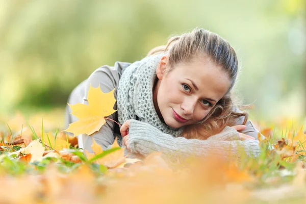 Sonbahar parkındaki kadın - Stok İmaj