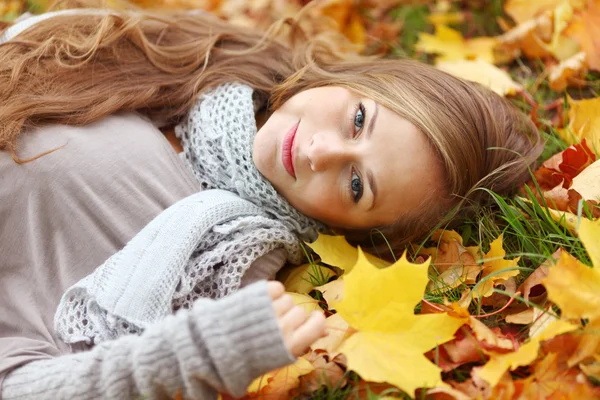 Femme sur les feuilles d'automne — Photo