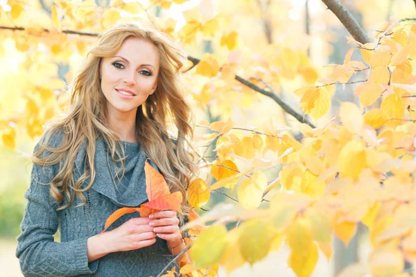 Femme dans le parc d'automne — Photo