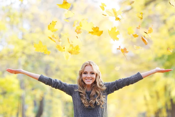 Femme laisser tomber les feuilles — Photo