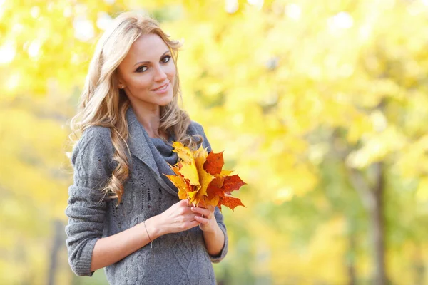 Donna nella foresta autunnale — Foto Stock