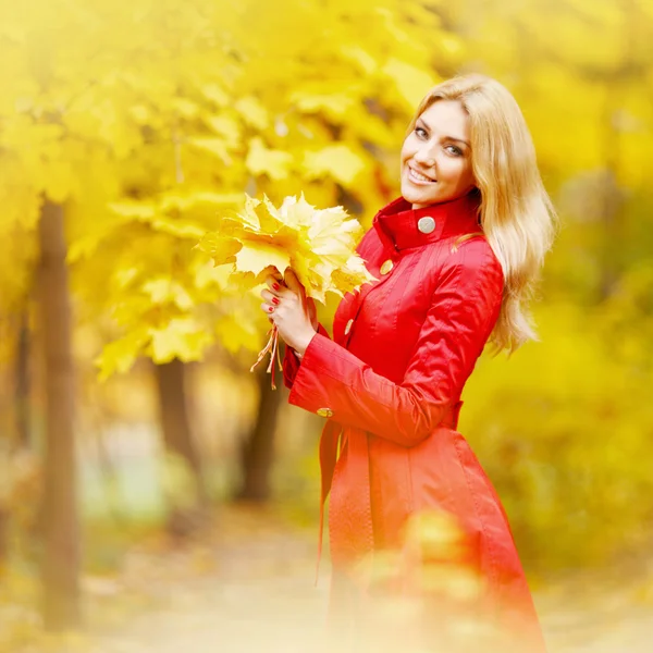 Femme avec un bouquet de feuilles d'érable — Photo