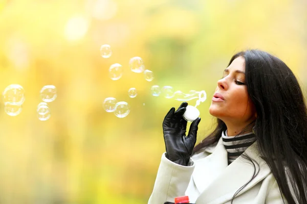 Жінка дме бульбашки — стокове фото