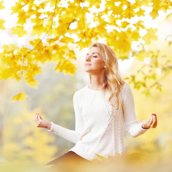 Autumn yoga — Stock Photo, Image