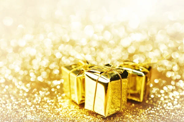 Gouden geschenkdozen — Stockfoto