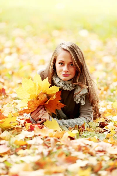 Mujer en el parque de otoño — Foto de Stock