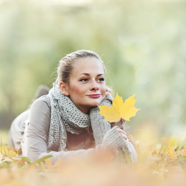 Mujer en el parque de otoño — Foto de Stock