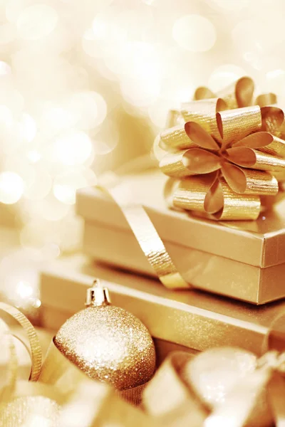 Vánoční dárek a koule — Stock fotografie