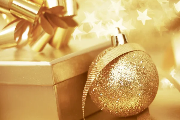 Noel hediye ve topu — Stok fotoğraf