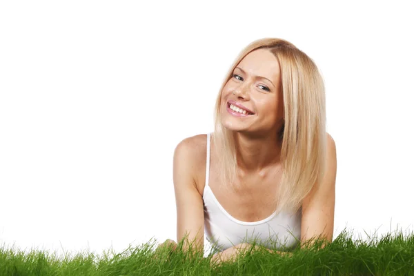 Lachende vrouw op gras — Stockfoto