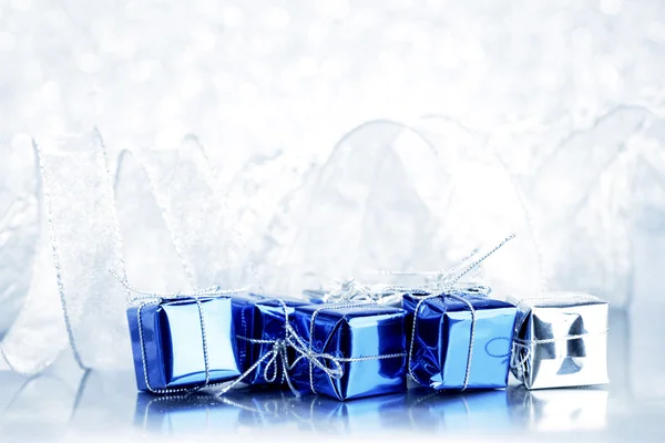 Dekoratív kék holiday díszdobozok, fényes fényes háttéren — Stock Fotó