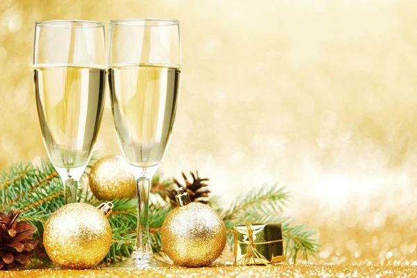 Vánoční přání s jedlovou větví a dekoracemi na zlatém pozadí Royalty Free Stock Obrázky