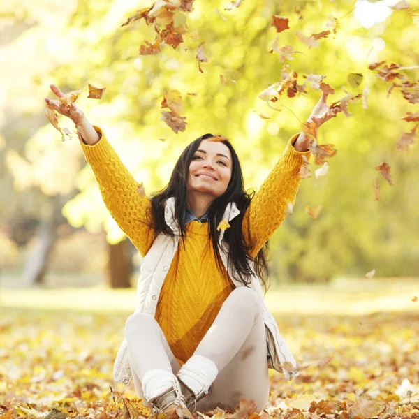 Woman drop up leaves — Stock Photo, Image