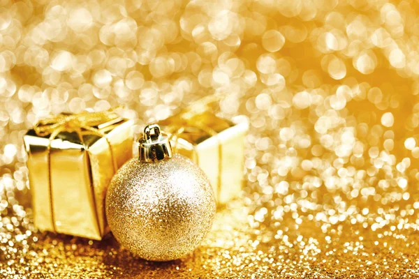 Kerstmis bal en geschenken — Stockfoto