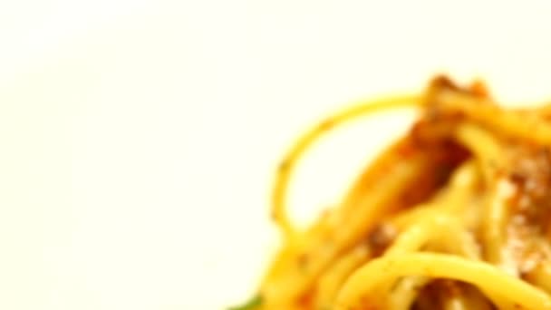 Close up of bowl of pasta bolognese — Stock Video