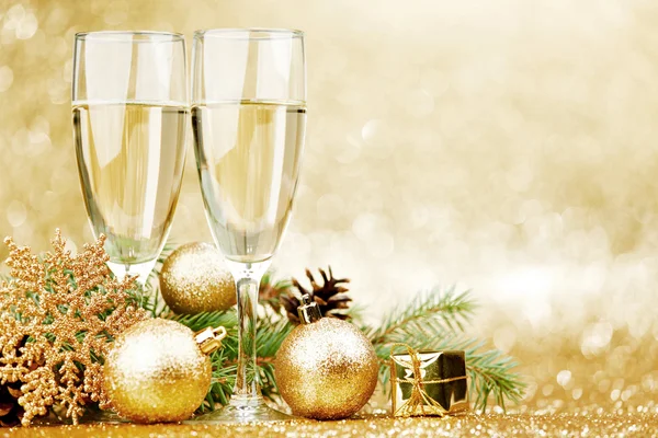 Champagne e decorazioni natalizie — Foto Stock