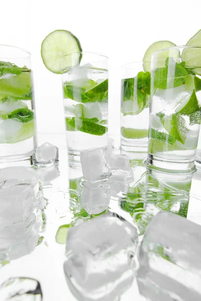 Alcohol, background, closeup, cocktail, cold, cool, drink, fresh, glass, green, ice, isolated, leaf, lemon, lime, liquid, mint, mirror, mojito, party, reflection, refreshing, rum, slice, soda, white — Stock Photo, Image