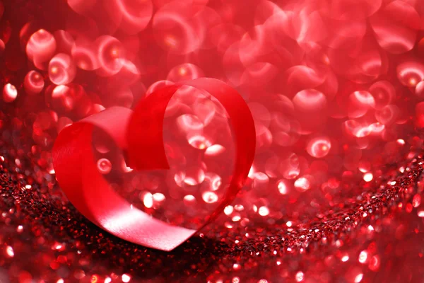 Rood lint hart op glitter achtergrond, de dag van Valentijnskaarten concept — Stockfoto