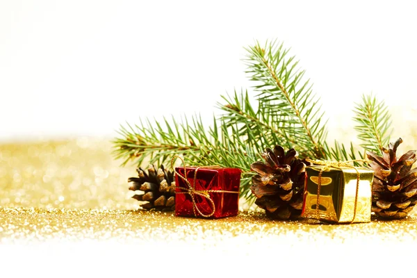 Julkort med gran gren och dekorationer på gyllene gitter bakgrund — Stockfoto