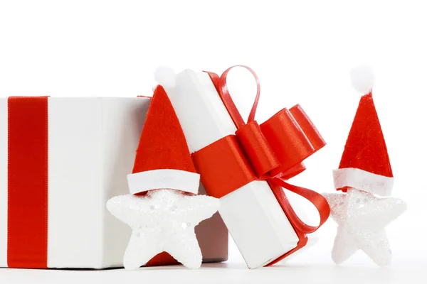 Caja de regalo blanca con cinta roja — Foto de Stock