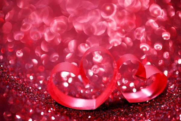 Ruban rouge coeurs sur fond de paillettes, concept Saint Valentin — Photo