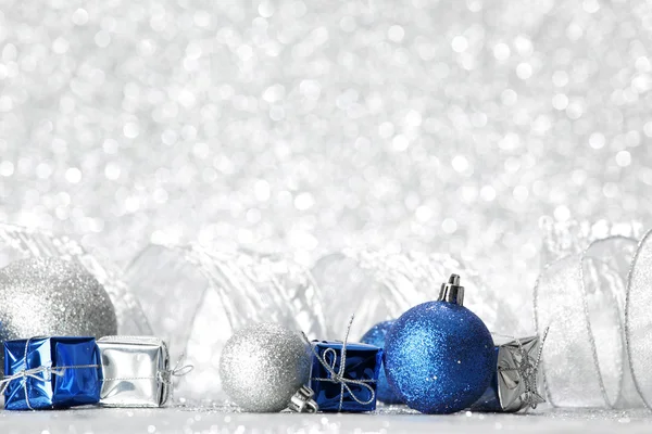 Regalos y bolas de Navidad — Foto de Stock
