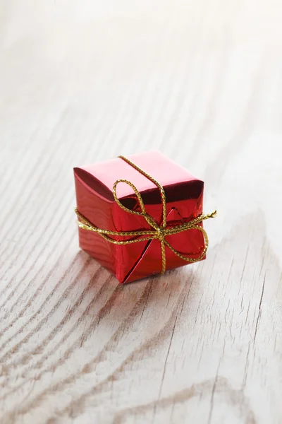 Kleine geschenkverpakking op houten achtergrond macro close-up — Stockfoto