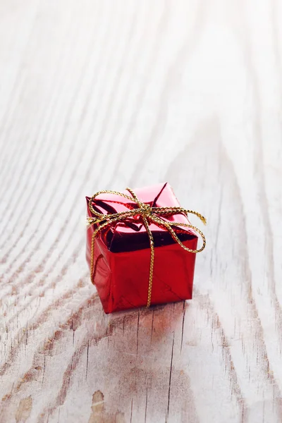 Small gift box on wooden background macro close-up — Stock Photo, Image