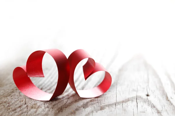 Rote Schleife Herzen auf Holzgrund, Valentinstag-Konzept — Stockfoto