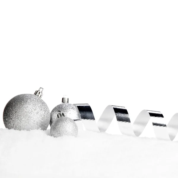 Vánoční výzdoba na sněhu — Stock fotografie