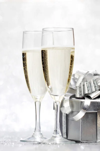 Champagner und Geschenk — Stockfoto