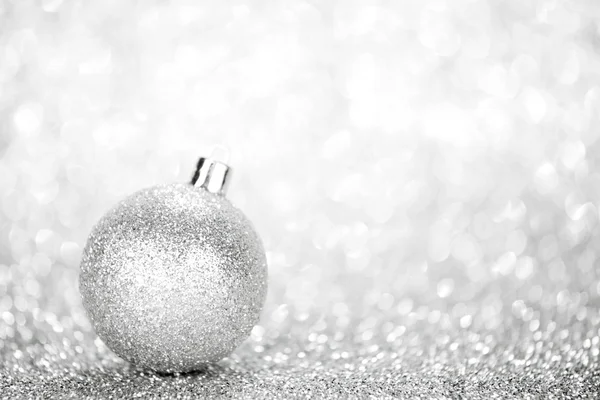 Glittrande silver Christmas ball — Stockfoto